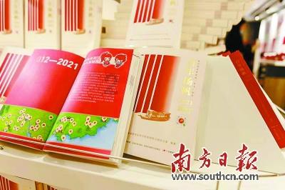 杨幂粉色浴袍秀幸福,惊艳现身撸猫模样